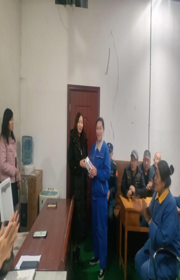拾金不昧展美德，平凡岗位绽光芒