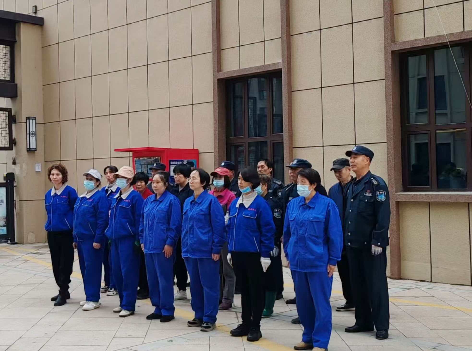 集中打扫地下车库 提升小区环境品质